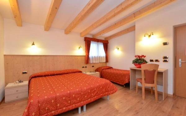 מואנה Hotel Zirmes מראה חיצוני תמונה