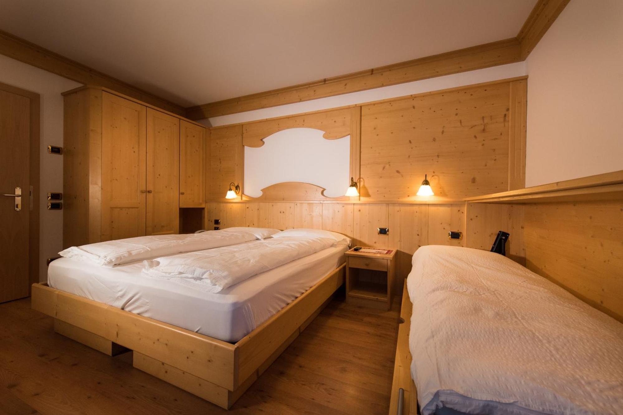 מואנה Hotel Zirmes מראה חיצוני תמונה