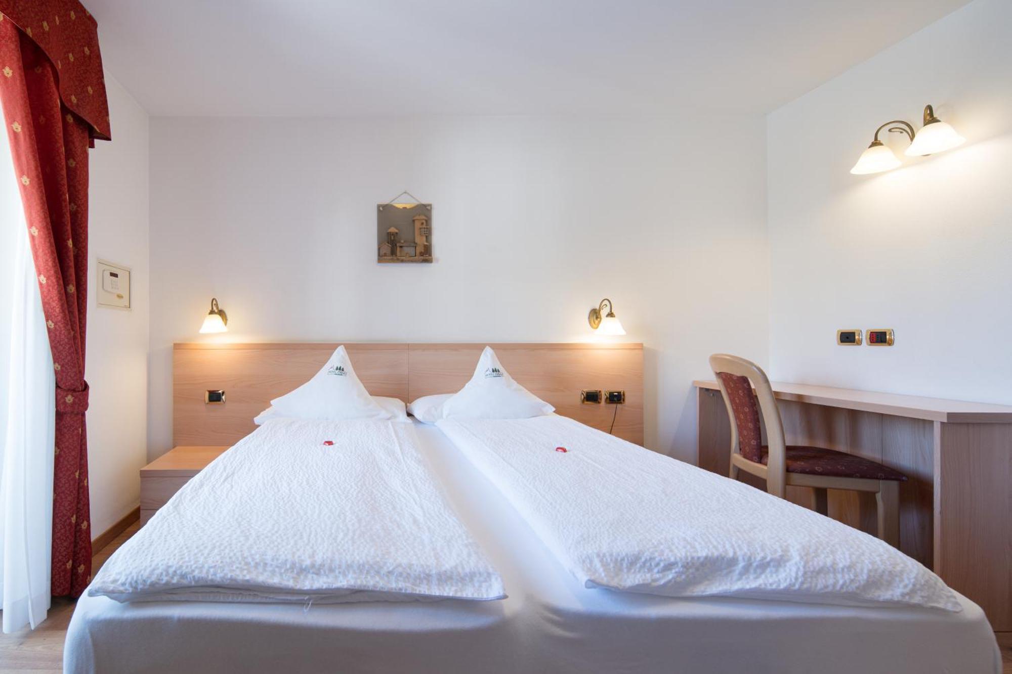 מואנה Hotel Zirmes מראה חיצוני תמונה