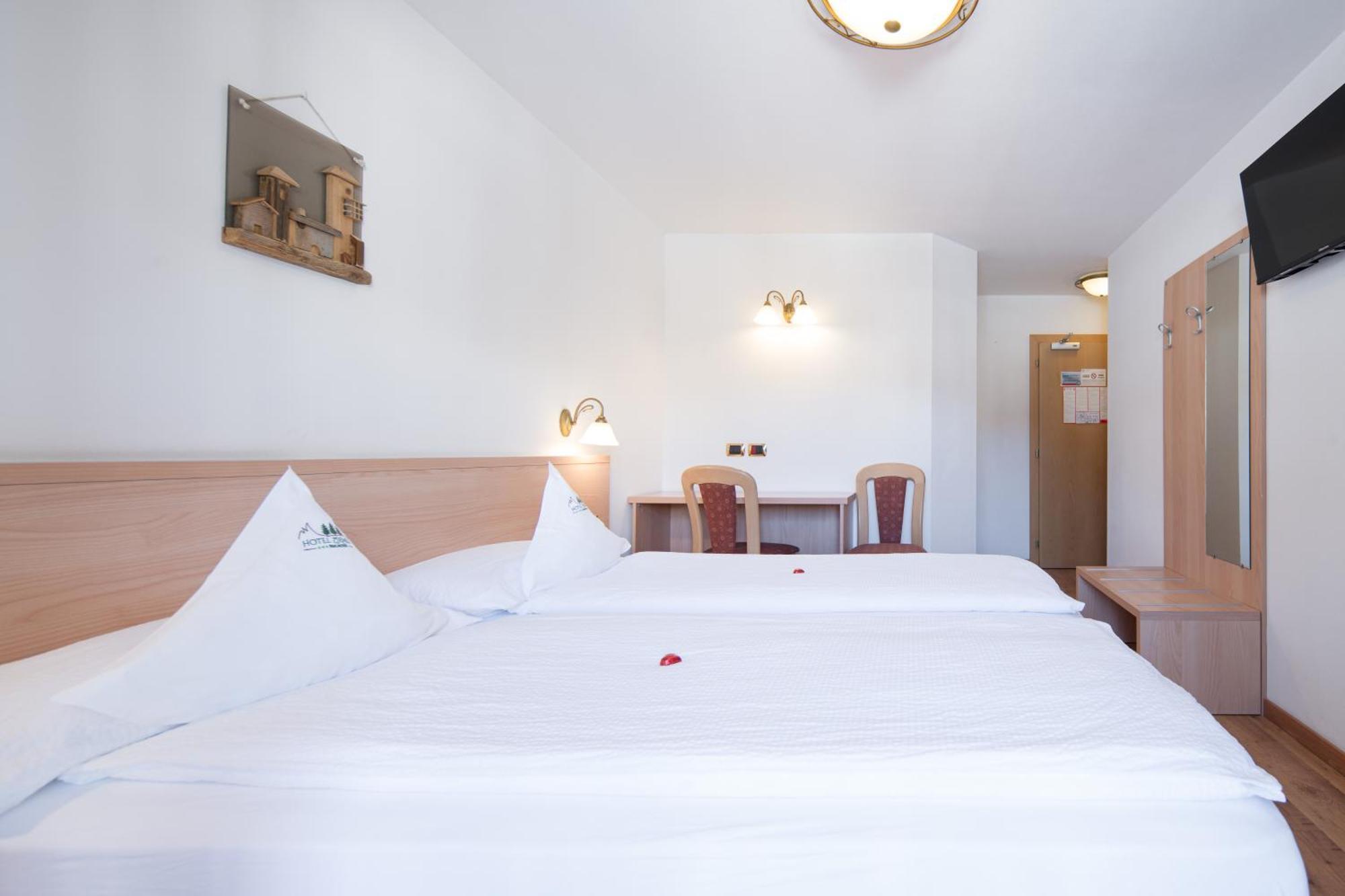 מואנה Hotel Zirmes מראה חיצוני תמונה