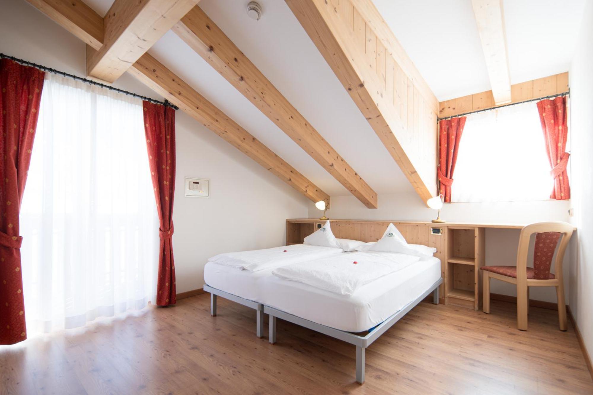 מואנה Hotel Zirmes מראה חיצוני תמונה