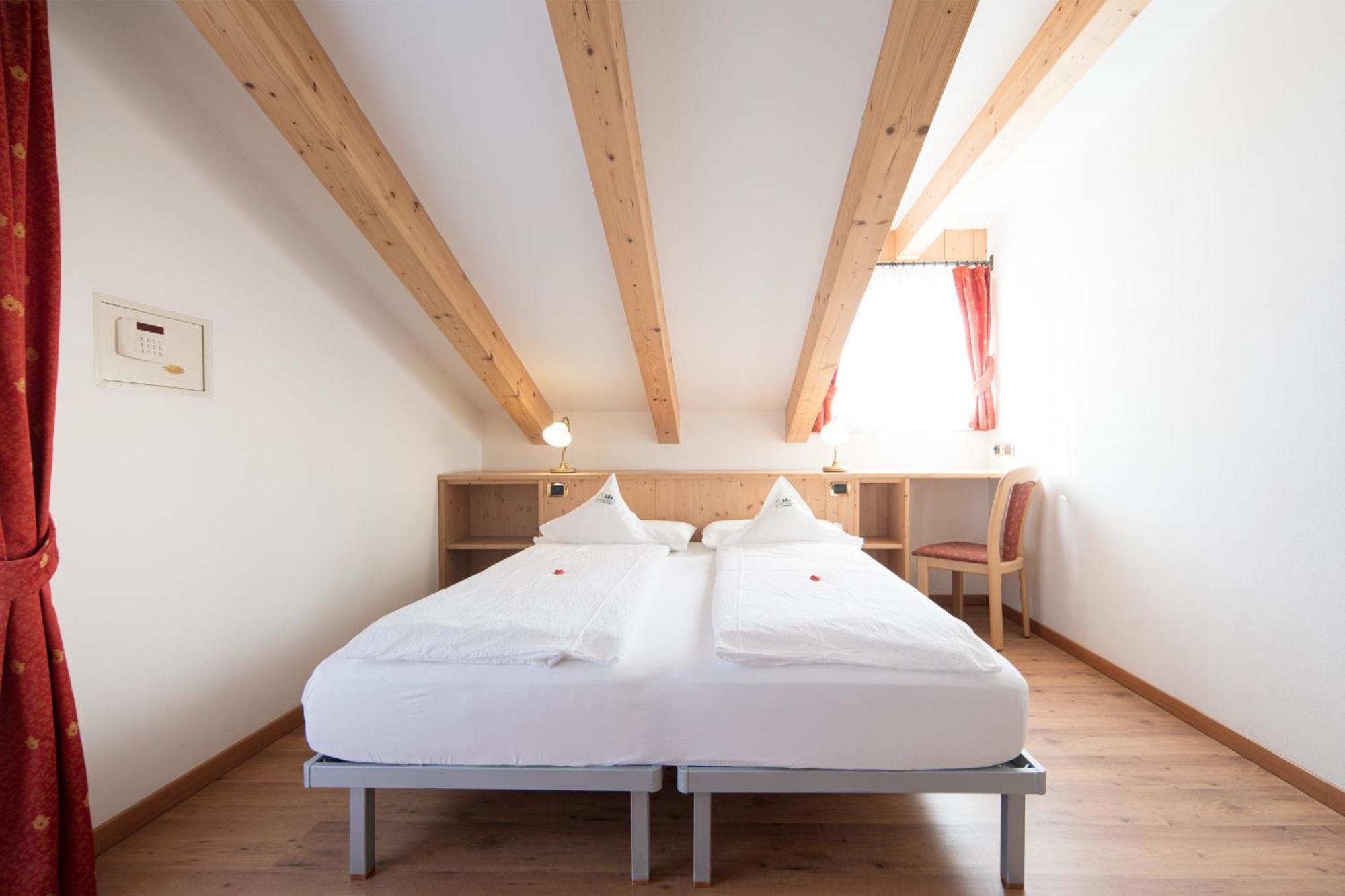 מואנה Hotel Zirmes מראה חיצוני תמונה