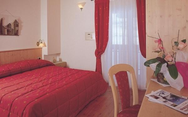 מואנה Hotel Zirmes מראה חיצוני תמונה