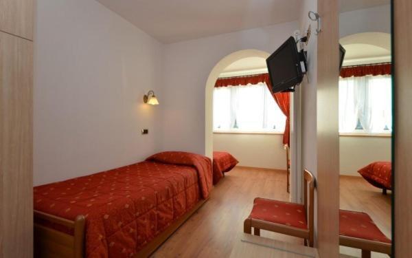 מואנה Hotel Zirmes מראה חיצוני תמונה
