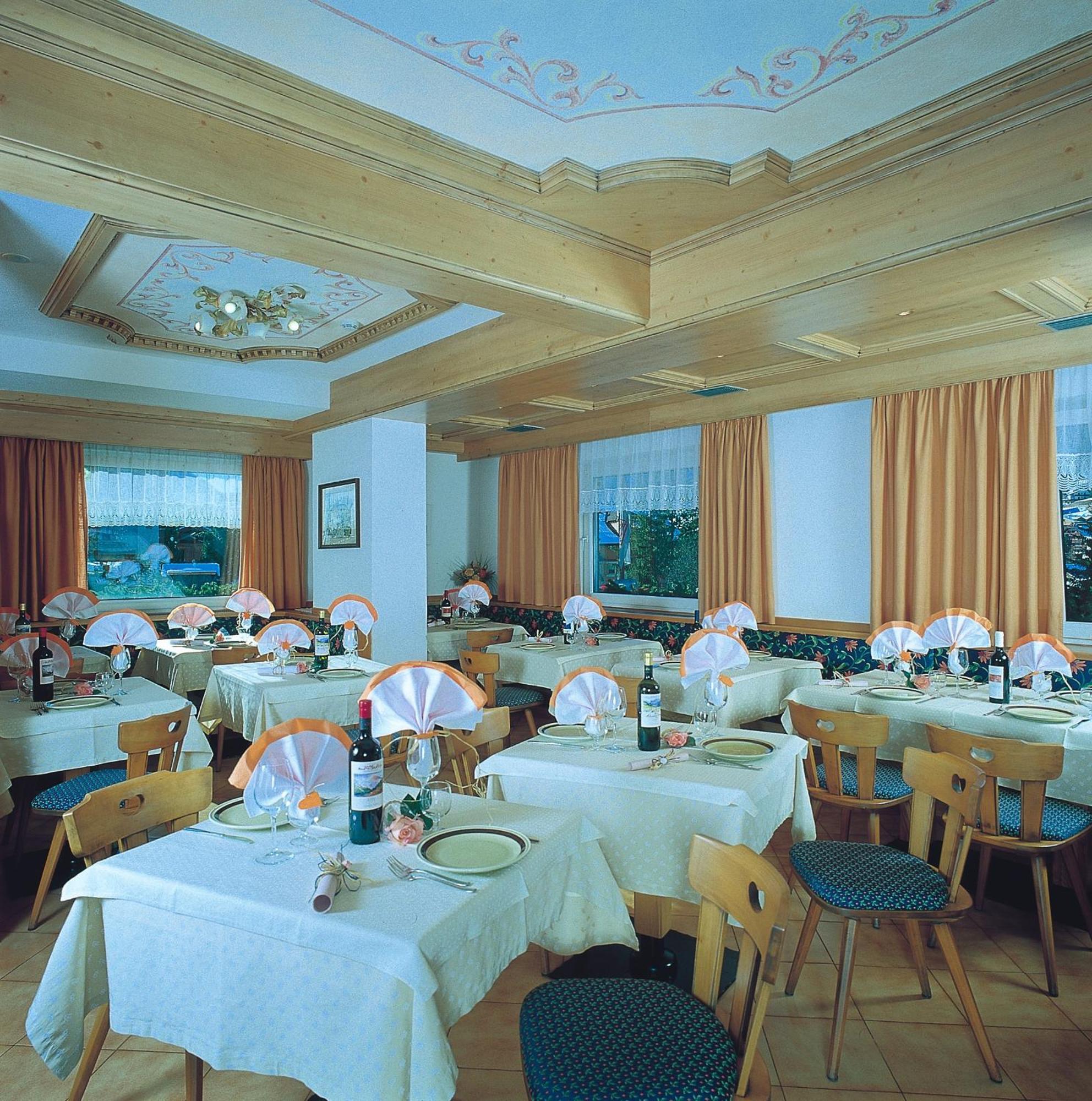 מואנה Hotel Zirmes מראה חיצוני תמונה